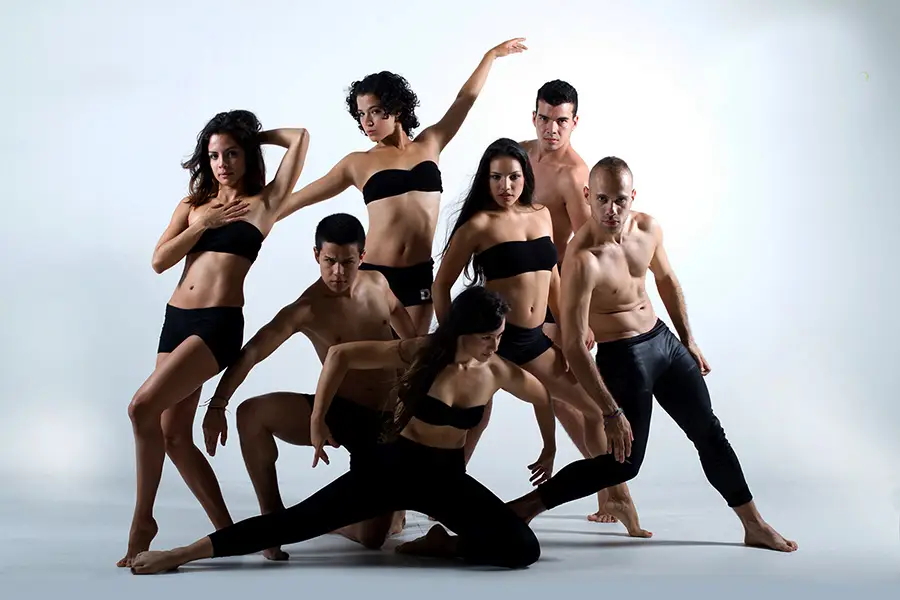 رقص سالسا در لغت به معنای «مخلوط» بوده و در اسپانیایی نوعی سس تند است که میتواند به نوعی بیانگر طعم و تندی